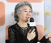 윤여정, 고품격 아우라