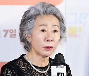 [포토] 윤여정, '진지한 시선'