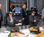 [사진] VR 고글 쓰고 건설장비 조종 체험