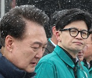 President Yoon and PPP’s interim leader Han meet at market fire site after clash