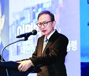 무협 찾은 MB “기업들, 인재·기술 확보·투자 적극 나서야”