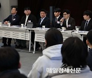 [포토] 대학생 만난 한동훈 비대위원장