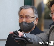 보석 석방 후 첫 재판 출석하는 박영수