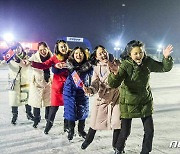 노동신문, 평양 야외빙상장 조명…"연일 흥성"