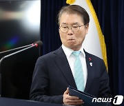 굳은 표정으로 입장하는 이정식 고용장관