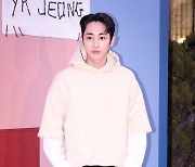 포즈 취하는 이수혁