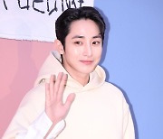 이수혁 '미소로 인사'