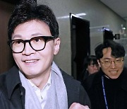 멀리선 유효타, 尹 앞에선 폴더인사…한동훈 '싸움의 기술'