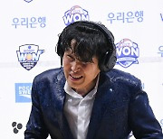 WKBL 최초 300승 달성한 위성우 감독, 선수들의 얼음 축하 세례