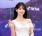 아이유, '음원 퀸'의 귀환…신곡 발매 1시간 만에 1위 석권