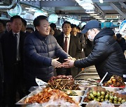 尹, 의정부 전통시장 상인들과 오찬… "점포 노후화 개선 중요"