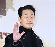 [MD포토] 박성웅, '숨 멎게하는 손인사'