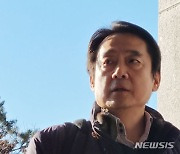 '尹 명예훼손 의혹' 검찰 출석하는 뉴스버스 대표