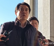 '尹 명예훼손 의혹' 검찰 출석하는 뉴스버스 대표