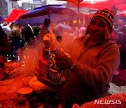 볼리비아 알라시타 축제, 음식 모조품 축복하는 영매