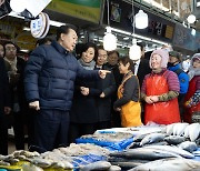 의정부 제일시장 상인과 대화나누는 윤 대통령