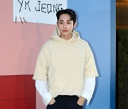 포즈 취하는 이수혁