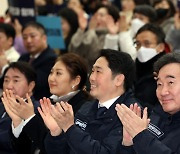 박수치는 이낙연