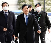 '수사외압 혐의' 이성윤 항소심 선고 공판 출석