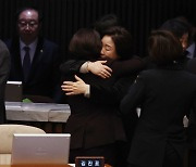 ‘당선무효형’ 선고받은 이은주, 의원직 사퇴… 총선 치르기 위한 꼼수 지적