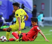 [아시안컵] 황인범 밟혔는데 파울 아니었다…中 이어 사우디 심판 '이상한 판정→실점'