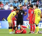 이강인 붕 떠서 넘어졌는데 'NO 카드', 또 판정 논란→말레이 위험한 태클에도 경고 1장 없다 [카타르 현장]