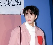 [TD포토] 더보이즈 영훈 '경호원과 싸우는 무개념 팬들에 깜짝 놀란 표정'