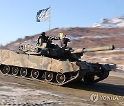 기동하는 K1E1 전차