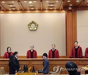 헌법소원 사건 선고 위해 대심판정 입장하는 이종석 헌재소장