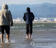 칼바람·강추위 속 해변 맨발 걷기…부산의 흔한 겨울 풍경