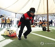 스키장에서 소방안전체험 하는 시민들