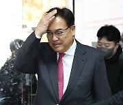 '고 노무현 명예훼손' 정진석 의원 항소심 출석