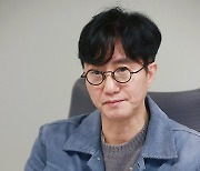 인터뷰하는 신춘수 대표