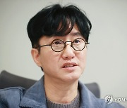 인터뷰하는 신춘수 대표