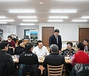 윤석열 대통령, 의정부 부대찌개 식당에서 주민들과 오찬