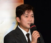 '위생 논란' 김대호, 결국 손절 당했다…"바닥에 흘린 국물 핥아 먹어" 경악 ('홈즈')[TEN이슈]