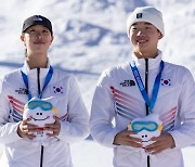 이윤승-윤신이, 스키 모굴 혼성 은메달...한국 스키 두 번째 시상대