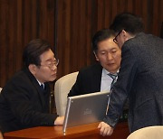 민주당, '권역별 병립형+이중등록제' 제안…여당 "검토 중"