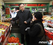 과일 물가 점검하는 이형일 통계청장