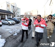 태블릿 들고 골목해설 트레킹하는 유인촌