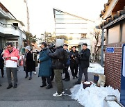 미디어 골목해설 트레킹 참가한 유인촌