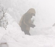 눈 덮인 한라산..."안전 산행 우리가 책임집니다!"