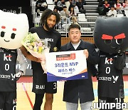 [JB화보] KT 패리스 배스, KBL 3라운드 MVP 시상 화보