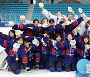 한국 여자 아이스하키 銀… 첫 올림픽 메달 쾌거