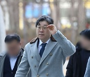 보석 석방 후 첫 재판에 출석하는 김성태 전 쌍방울 회장