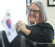 연합뉴스와 인터뷰하는 미쉘 윈트럽 대사