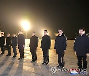 '방북' 중국 외교부 대표단, 김일성·김정일 동상에 헌화