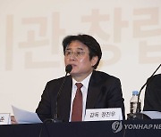 인사말하는 김홍준 원장