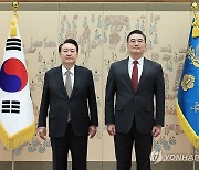 윤석열 대통령, 김준표 주이란 대사 신임장 수여