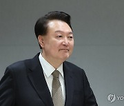 신임장 수여식 입장하는 윤석열 대통령